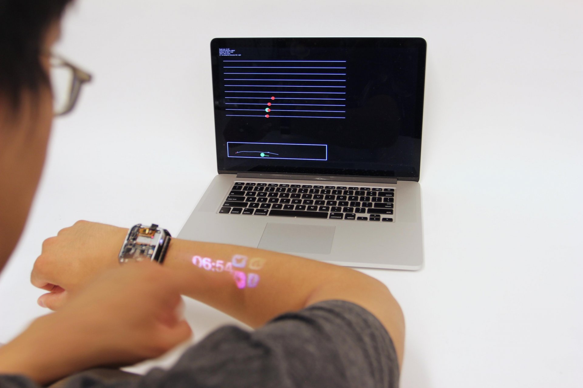LumiWatch первые часы с интерактивным экраном на руке