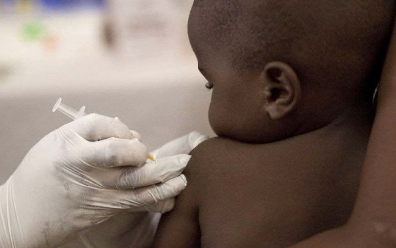 ВООЗ схвалила першу в світі вакцину проти малярії