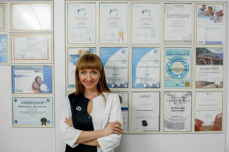 Професфйний стоматолог Христина Мединська