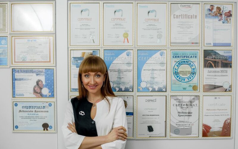 Професфйний стоматолог Христина Мединська