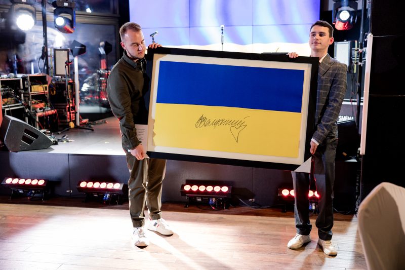 Лот, розіграний на благодійному вечорі, на якому презентували журнал Pro Ukraine - прапор України із підписом Валерія Залужного